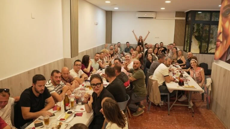 Celebración de grupo con mesas preparadas en el interior de Mi Bella Lola