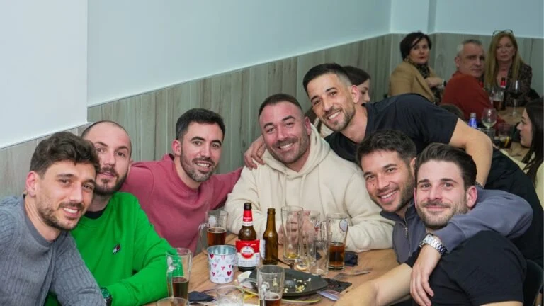 Grupo de amigos reunidos alrededor de una mesa en Mi Bella Lola